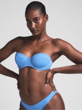 SKIMS SIGNATURE SWIM STRAPLESS UNDERWIRE TOP COLOR: TIDE